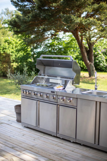 Free-standing gas grill with 6 burners and infrared system