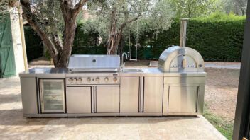 Free-standing gas grill with 6 burners and infrared system     